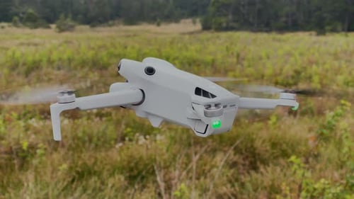 Drone volant, vue latérale avec capteurs de vision arrière, quadricoptère DJI Mini 4 Pro en vol impressionnant