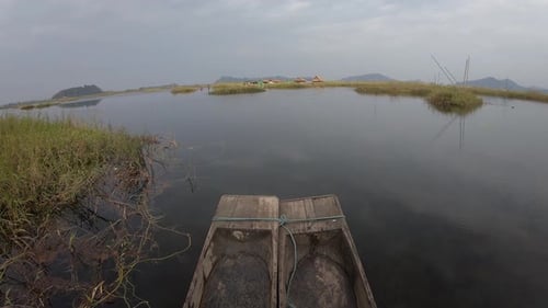 Movendo-se entre o lago Phumdis e Loktak