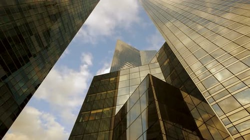 Moderne Wolkenkratzer, die mit Stolz und Eleganz in der Stadt hoch in den blauen Himmel ragen
