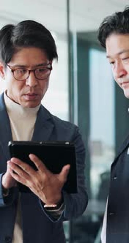 Tablet, Geschäftsleute und asiatische Männer treffen sich zur Planung, Überprüfung eines Vorschlags oder eines Investitionsprojekts