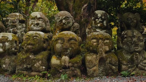 Estátuas de Mossy Rakan no Templo Otagi Nenbutsuji