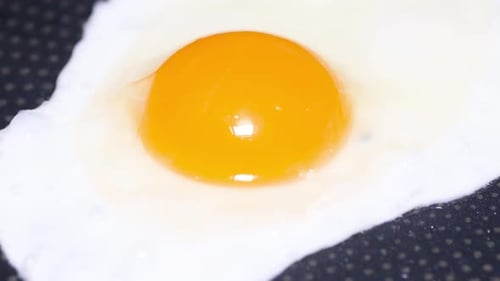 Frühstück aus Hühnereiern kochen, Spiegelei in einer Pfanne (Vertikales Video)