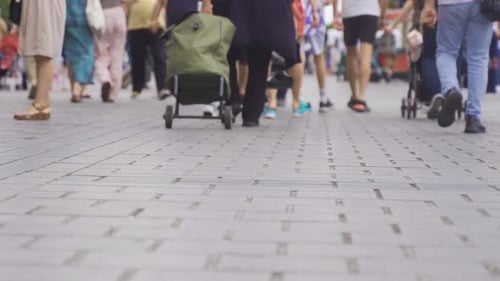 Füße laufen auf dem Bürgersteig auf der Straße.