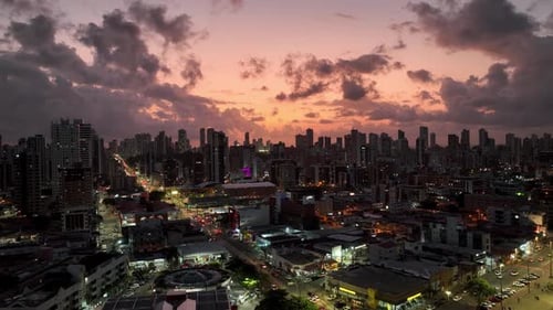 Pôr do sol: paisagem urbana da cidade de João Pessoa, estado da Paraíba, nordeste do Brasil.