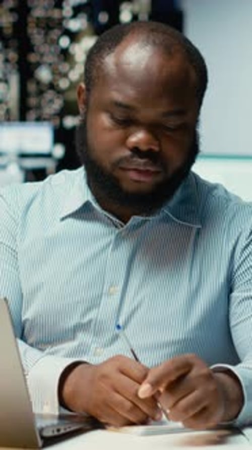 Vertikales Video Afroamerikaner beschäftigt sich mit der Zusammenfassung der Handschrift und dem Entwurf von Updates