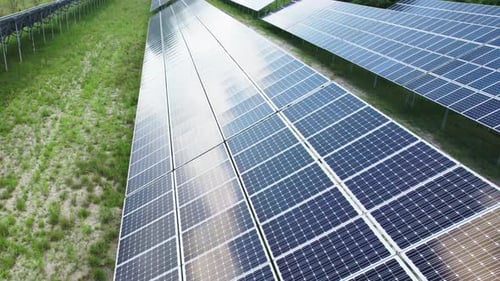 Luftaufnahmen einer großen Solaranlage im Mittleren Westen