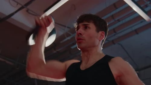 Athlet hebt Kettlebell im Fitnessstudio