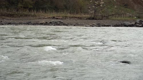 Ein Gebirgsfluss mit starkem Wasserfluss fließt nach einer Flut in die Schluchten. Überschwemmung und Wasser