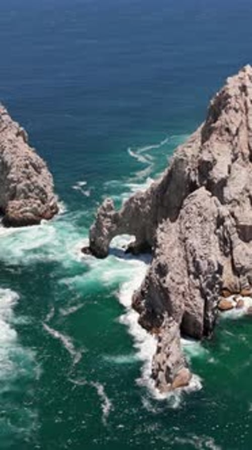 Foto vertical con un Zumbido de un arco natural, punto de referencia de Cabo San Lucas, Baja California, México