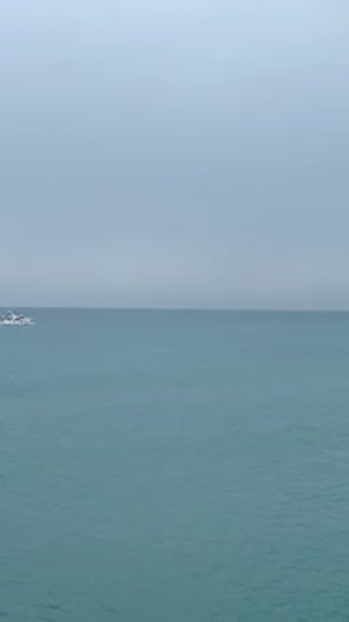 Vertikales Video: Piratenschiff voller Touristen, die die Reise entlang der Küste genießen