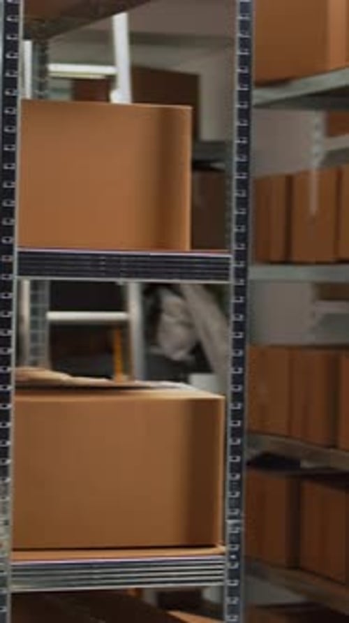 Entrepôt vide vidéo vertical avec bureau et marchandises