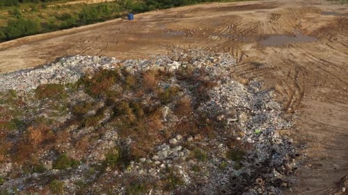 Grand tas de déchets dans un champ de campagne