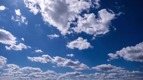 Zeitraffer von Cumuluswolken bewegen sich am blauen Himmel