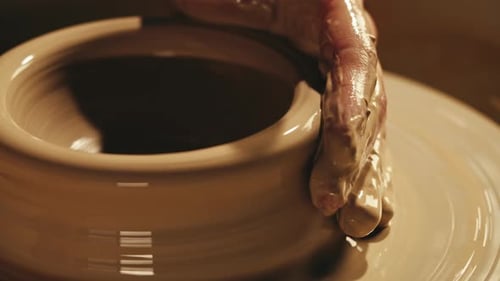 Woman Potter travaille avec de l'argile lors d'une master class sur le processus de travail en studio dans Ceramic Workshop Potter