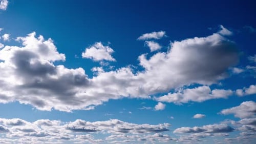 Nubes celestes flotan en TimeLapse