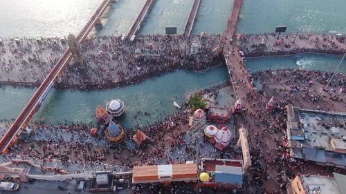 Drone aérien 4k d'une foule immense sur la rivière Har ki pauri Ganga, Haridwar Kumbh Mela, Uttarakhand, Inde