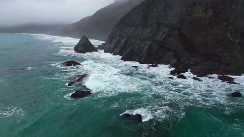 Raue, dramatisch, unberührte Küste, USAL Beach, Campingplatz, Wolkenschicht, Nebel, Regen, Nebel, Flugdrohne, Cal.