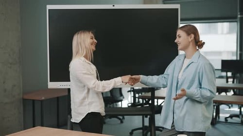 Reunião de negócios entre dois profissionais discutindo detalhes do projeto em um ambiente de escritório