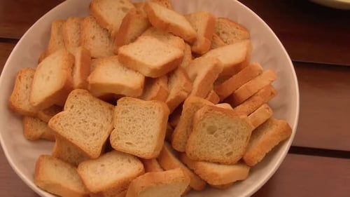 Kleine Toasts auf einem Teller
