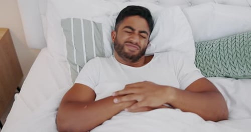 Frustré, homme et insomnie dans la chambre à coucher avec problèmes de sommeil, position stressante et inconfortable