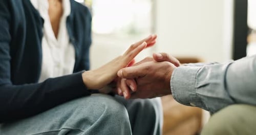 Händchenhalten, Unterstützung und Menschen zu Hause für Liebe, Fürsorge oder Verbundenheit im Wohnzimmer
