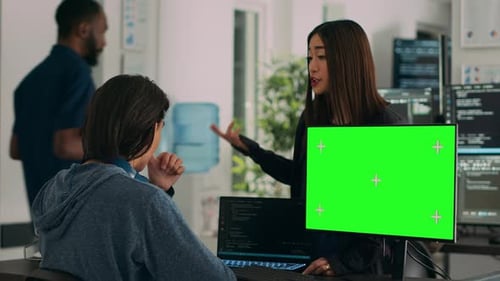 Engenheiros de TI asiáticos analisando o Greenscreen em banco de dados de computador e codificação
