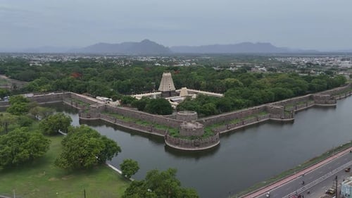 Vue aérienne par drone du temple de Vellore à l'intérieur du fort entouré d'un étang d'eau