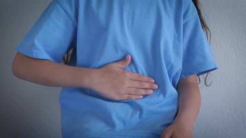 Adolescente siente dolor de estómago en interiores