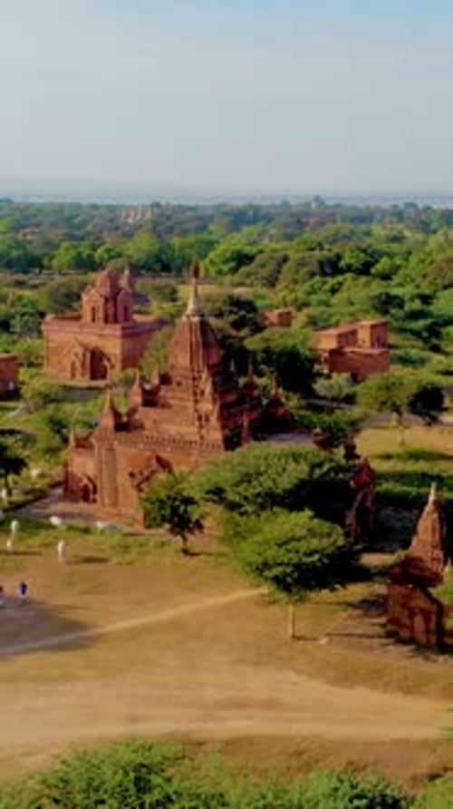 Lever de soleil au-dessus des temples et des pagodes de Bagan, Myanmar