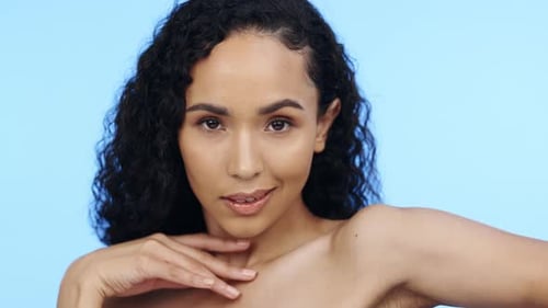Cuidado de la piel, mujer y cuerpo táctil sobre fondo azul, dermatología facial y de bienestar en estudio