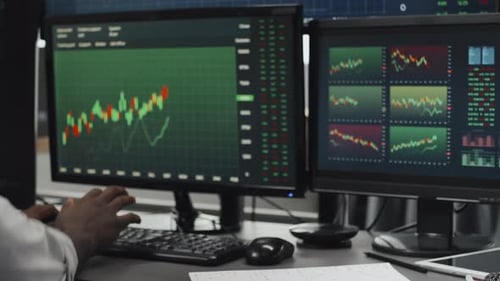 Nicht wiederzuerkennende Männer bei der Arbeit im Büro