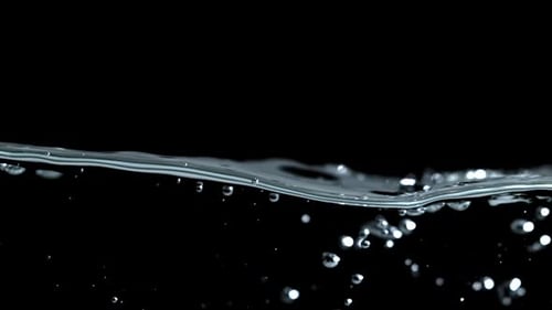 Superzeitlupen-Wasserwellen mit Luftblasen, gefilmt auf einer Hochgeschwindigkeitskamera mit 1000 Bildern pro Sekunde