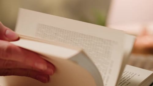 Frau blättert deutschsprachige Buchseiten durch Lesen und Lernen und blättert in alten Lehrbüchern