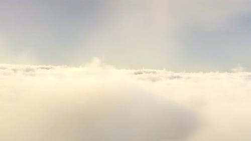 Unendliches Fliegen über dem Kino Morgendämmerung Wolken Sonnenaufgang Hintergrund Nahtlose Schleife