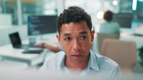 Desarrollador, lector y experto en computadora para investigación, proyecto y actualización de ciberseguridad en la oficina