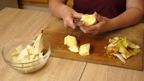 22Peel the pear and cut it into pieces.