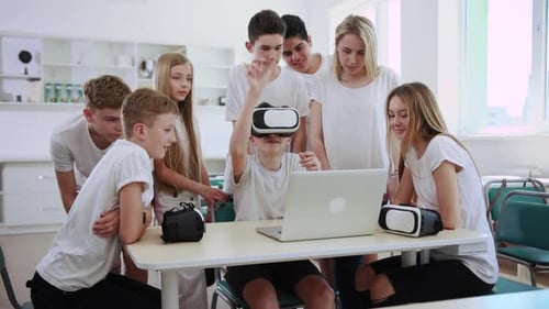 Teens Explore Virtual Reality in Bright Classroom