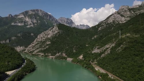 Drohnenblick auf den berühmten Fluss Neretva zwischen Bergen, Fluss mit viel Grün, Bosnien Mostar