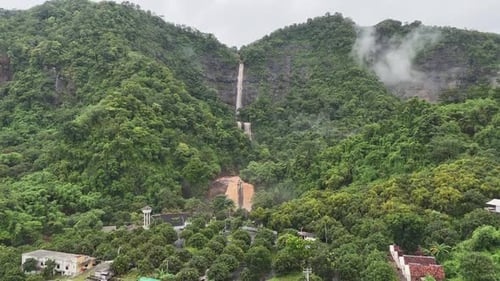 Der Cimarinjung-Wasserfall aus der Luft im Geopark Ciletuh,