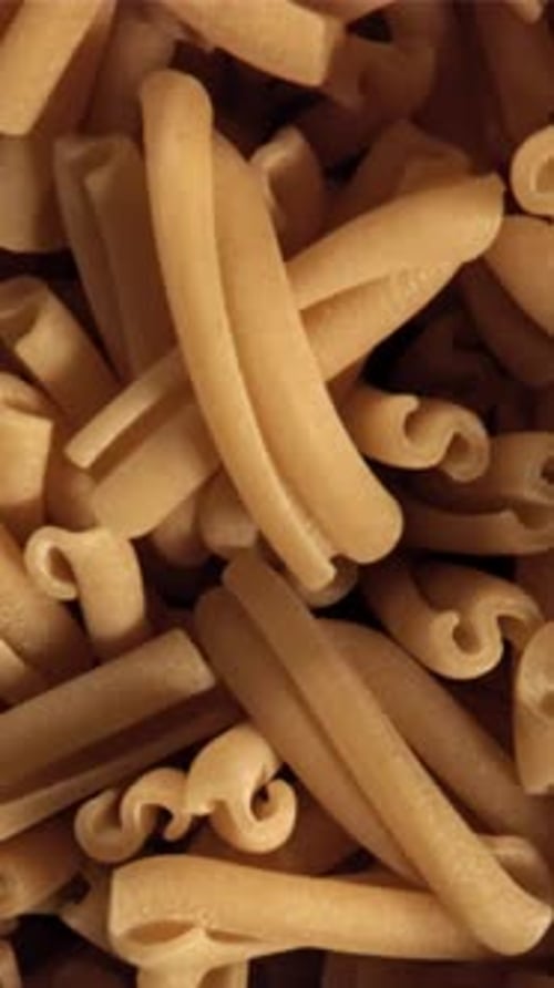 Pasta Casarecce vole et tombe filmée par une caméra haute vitesse à 1000 images par seconde