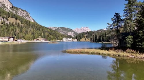 Vue aérienne du lac Misurina et des montagnes, Italie.