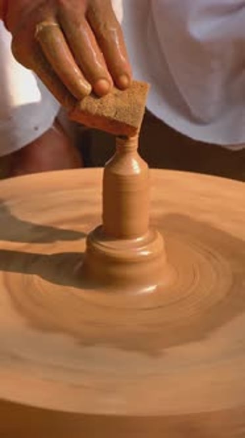 Potier façonnant l'argile sur un tour de potier et sculptant un pot en argile, Shilpagram, Rajasthan, Inde
