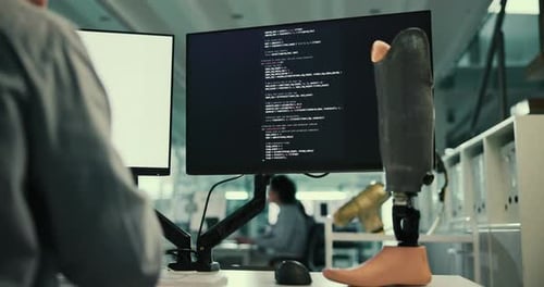 Robotik, Entwicklung und Person am Computerbildschirm mit Beinprothese