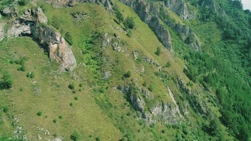 Luftaufnahme des Green Mountain mit Felsformationen und Bäumen