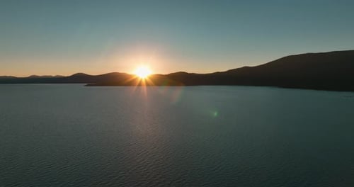 Sonnenuntergang über dem Bergsee