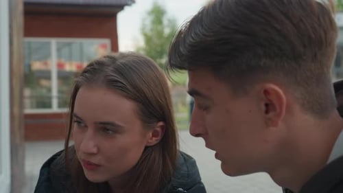De jeunes compagnons communiquent des idées pour le projet de classe By Window De jeunes amis participent à la discussion