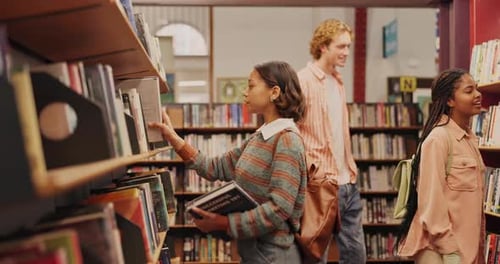 Prateleira, livro e mulher na biblioteca para devolução à universidade, faculdade ou campus escolar para educação