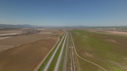 Vue panoramique aérienne du corridor de transport (autoroute, route et chemin de fer menant en parallèle)