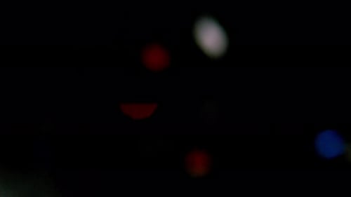 Collider-Kollektion: Weicher, mehrfarbiger Konfetti-Effekt, der über einem schwarzen Hintergrund flackert