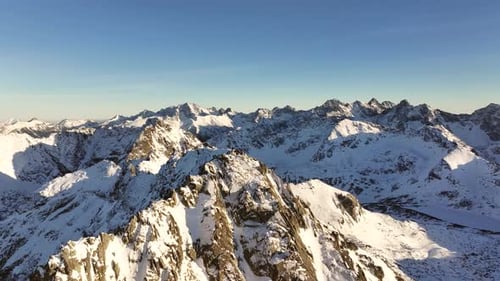 Explorando los majestuosos Alpes desde arriba en el esplendor del invierno